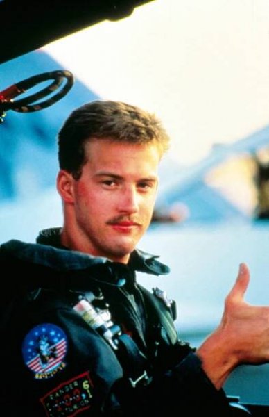 Goose (Anthony Edwards) died in Top Gun after ejecting from his plane