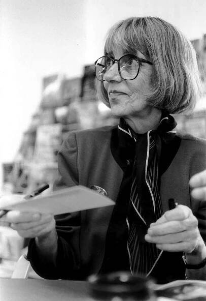 Jaroslava Moserová - česká lékařka, spisovatelka, překladatelka, diplomatka a politička v roce 1997.