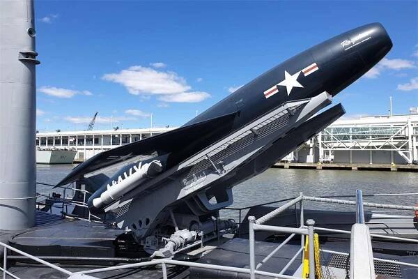 Ponorka dokázala pojmout čtyři strategické střely Regulus RGM-6 s jadernou hlavicí. Po vynoření je dokázala odpálit. Tím se ale ponorka stala odhalitelnou a zranitelnou. 