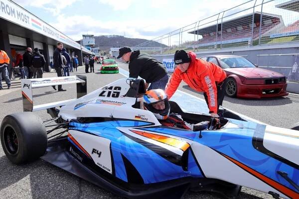 OBRAZEM: Autodrom Most hostil úvodní závod 15. sezóny Carboniacupu
