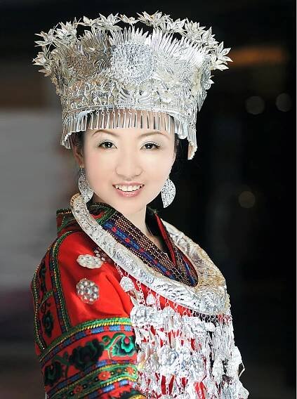 File:贵州黔东南苗族女性(a Miao woman in Qiandongnan,Guizhou).jpg - Wikimedia Commons