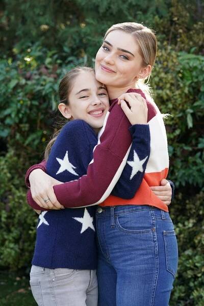 Americká manželka - Velmi anglický skandál - Z natáčení - Julia Butters, Meg Donnelly
