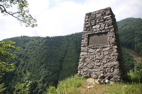 Súbor:Pamatnik SNP na Brale Parnica.jpg – Wikipédia