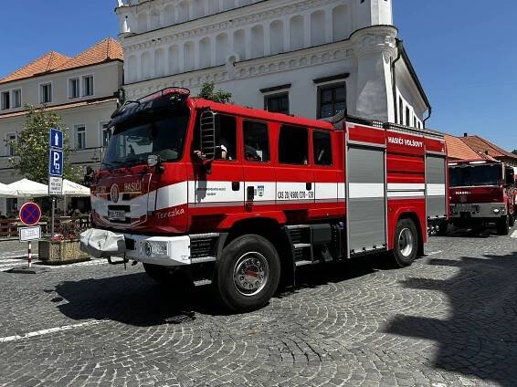 Hasiči v Sušici slavili ve velkém, ohromili vodní fontánou i spanilou jízdou