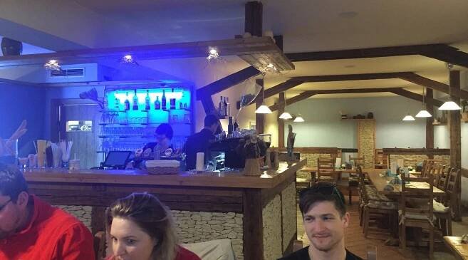 Pohled na cast restaurace a bar