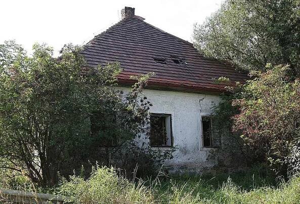 Barokní ovčín býval součástí ploskovického panství. Dnes si zde příroda bere zpět, co člověk před víc než dvěma staletími vytvořil