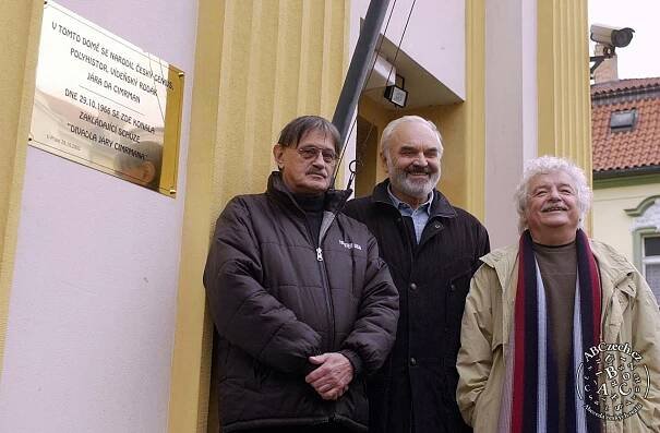 Zakladatelé Divadla Járy Cimrmana (zleva): Jiří Šebánek, Zdeněk Svěrák a Ladislav Smoljak před pamětní deskou v Dykově ulici v Praze (2002): Autor: ČTK/Doležal Michal