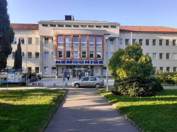 Nemocnice v Boskovicích funguje bez omezení. Město dál řeší, zda se jí zbaví