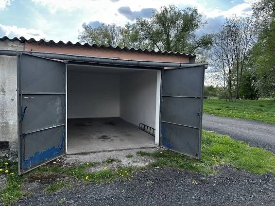 Pronájem garáže 26 m² v Lučinách, KV.