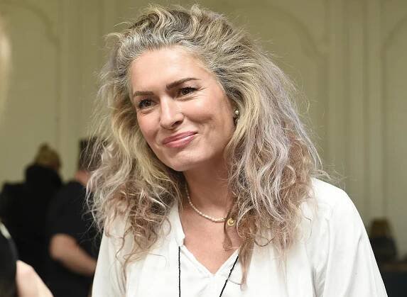 Má šedou hřívu, ale pleť 4 roky před padesátkou bez vrásek: Olga Menzelová vyrazila do společnosti bez make-upu