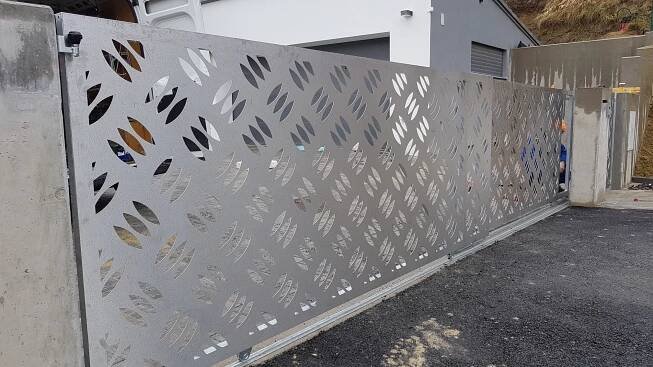 Vjezdové brány – Dveřní a vratová technika