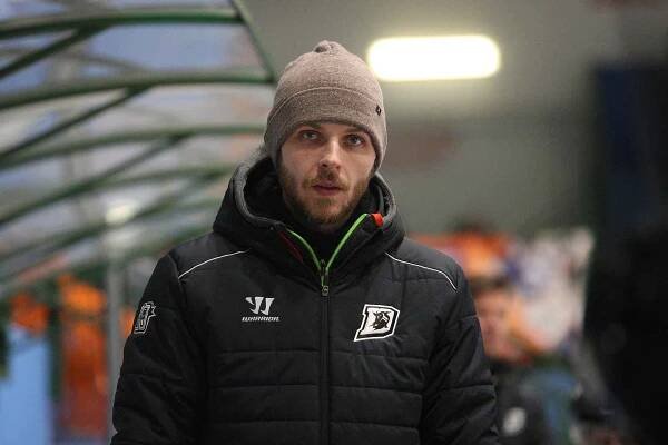 Kroměřížští hokejisté (bílé dresy) v úvodním finále play-off Krajské ligy jižní Moravy a Zlína podlehli domácímu Hodonínu 2:5.