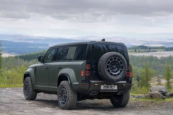 Land Rover Defender má drsňáckou edici OCTA. Zamilujete si ji kvůli motoru od konkurence a terénním schopnostem, cena velmi exkluzivní