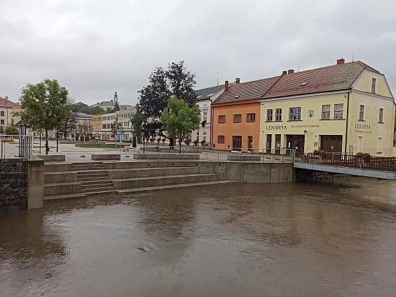 Hladiny řek stoupaly i v noci, pokračují evakuace