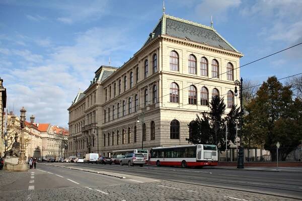 Uměleckoprůmyslové museum je otevřené. První výstava ukazuje archivní poklady a láká i na jógu