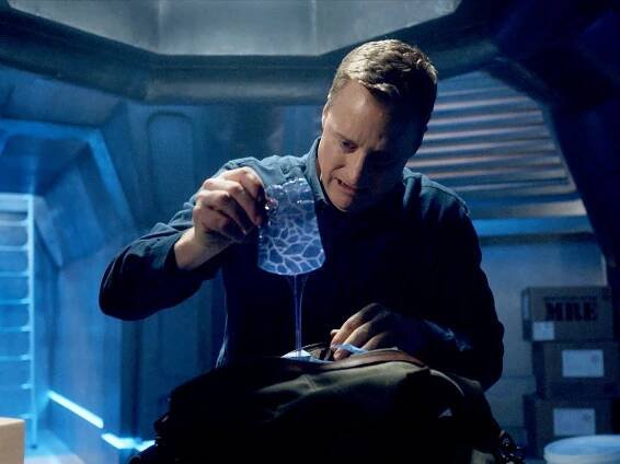 Alan Tudyk infuses 'Resident Alien' with the art of clowning