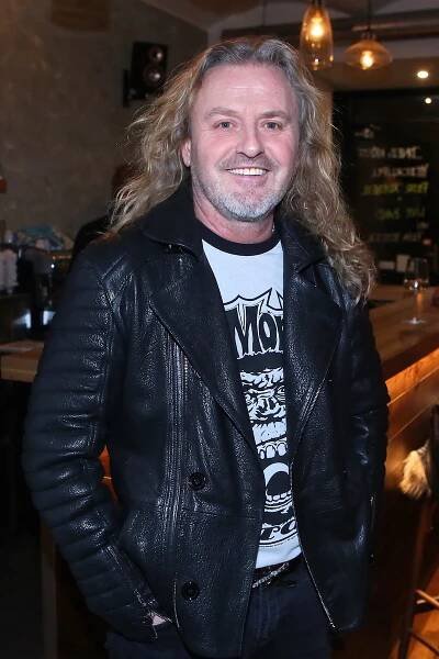 Frontman skupiny Kabát Josef Vojtek odmalička rozhodně nesnil o tom, stát se zpěvákem, nebyla to dokonce ani jeho záložní varianta. "Celé dětství jsem hrál fotbal, byl blázen do míče a rozhodně se chtěl stát fotbalistou. Zastavilo mě ale zranění," přiznal. Nakonec se v Teplicích vyučil opravářem telefonů a práci několik let vykonával. Ke zpěvu se skupinou Kabát se dostal náhodou, kapela právě hledala zpěváka a on byl na ráně. Jeho první honorář byly sušenky Dukla. "Moje druhá láska bylo divadlo, činohra, koketoval jsem i s myšlenkou stát se hercem. To se mi taky nakonec splnilo, už přes dvacet let hraju v Divadle Broadway. Samozřejmě tam zpívám v muzikálech, činohru jsem zatím ještě nezkusil, i když nabídky už jsem měl," přiznal s úsměvem. 
