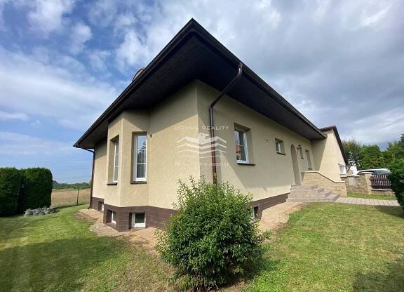 Nabízíme k pronájmu rodinný dům 8+1, s dvojgaráží a velkou terasou, s užitnou plochou 394 m2 - Pronájem - DOMUS REALITY