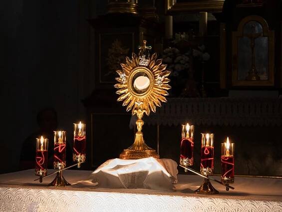 Sviatosť Eucharistie - Rímskokatolícka cirkev Farnosť Trenčín - Opatová