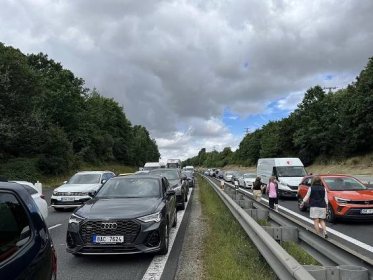 Dálnice D1 směrem na Brno je na Vysočině neprůjezdná kvůli hromadné nehodě
