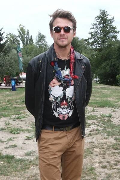 Sluneční brýle a šátek dodají outfitu punc tajemna i rebelství.