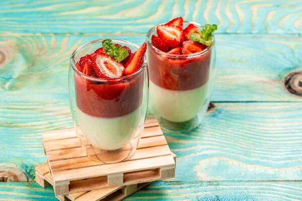 panna cotta s jahodami
