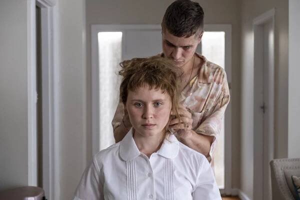 Než skončí léto - Z filmu - Eliza Scanlen, Toby Wallace