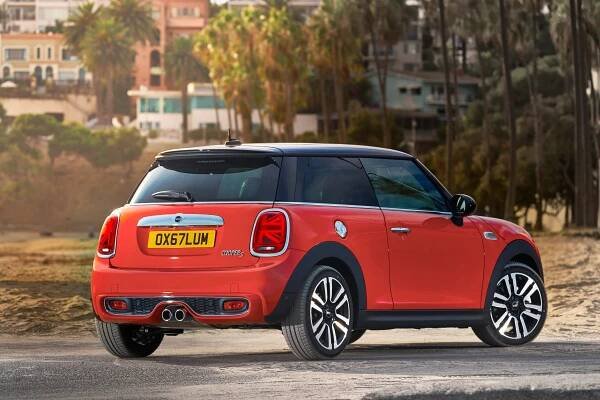 Mini One & Cooper: Podrobné specifikace vozidel & Interaktivní nástroj pro srovnání
