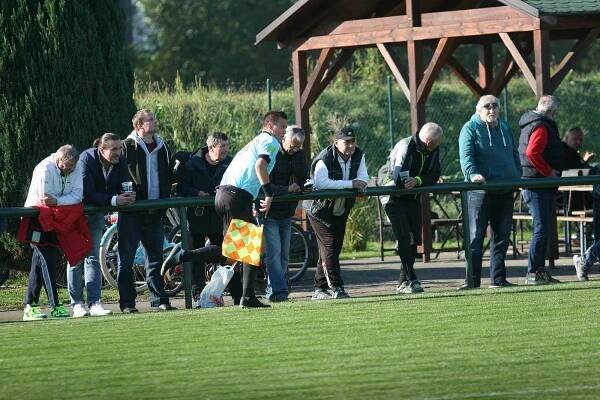 Ve šlágru 10. kola fotbalového krajského přeboru remizovala Napajedla (v červeném) s Baťovem 2:2, když domácí dokázali smazat dvoubrankové manko.
