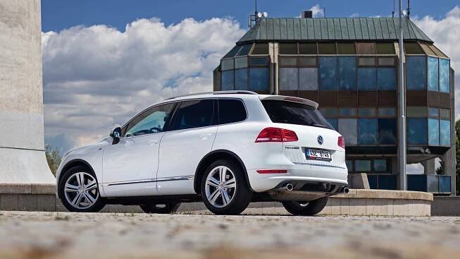 Zrychlení 100-200 km/h: Volkswagen Touareg 4.2 V8 TDI R-Line - Splašená lokomotiva - WikiCars