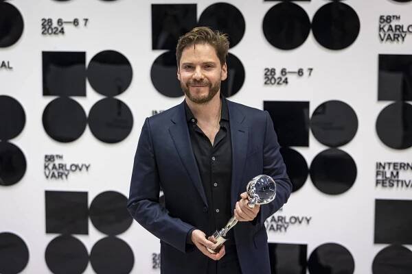 Cenu prezidenta festivalu získal Daniel Brühl. Liboval si, že je hezčí než Oscar