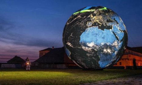 V Brně se na několik dní rozsvítí instalace Temnalóna ukazující planetu Zemi po západu Slunce – DesignMag.cz