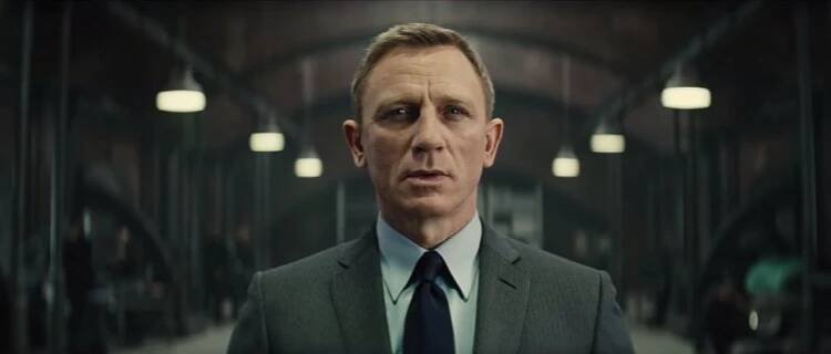 Hříšná Bellucci a drsný Craig. Nový James Bond je tady