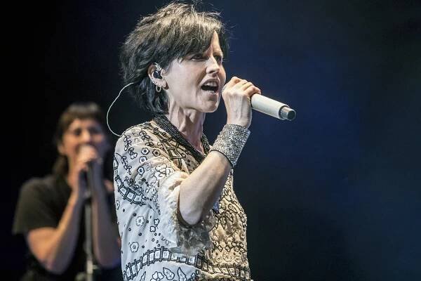 BARCELONA, SPAIN - JUNE 11: Dolores O'Riordan of The Cranberries performs in concert during Festival Jardins de Pedralbes on June 11, 2016 in Barcelona, Spain. (Photo by Xavi Torrent/WireImage)