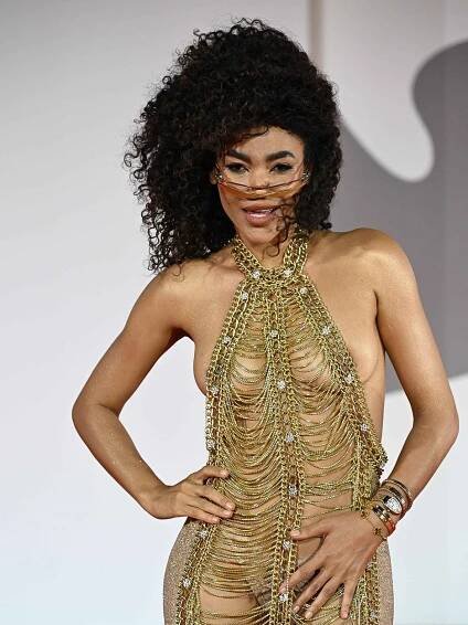 Nejodvážnější model benátského festivalu. Kapverdská modelka přišla v „síti“, vidět bylo úplně všechno!