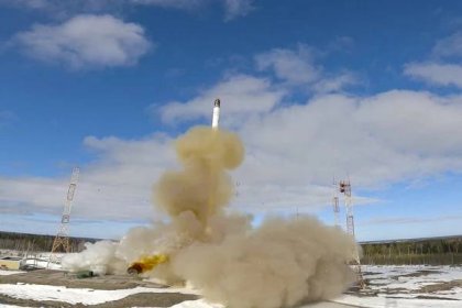 Rusko brzy nasadí do výzbroje balistickou raketu Sarmat, řekl Putin