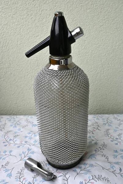Retro sifonová lahev skleněná, opletená, Kovočas