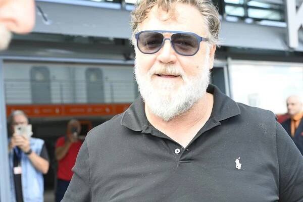 První hvězda je ve Varech. Russell Crowe dorazil se svou kapelou i přítelkyní