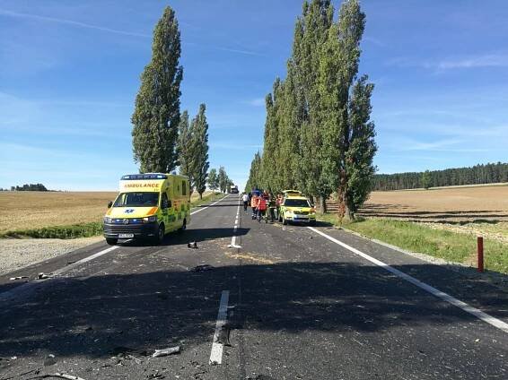 Víc k dopolední tragické nehodě u Brus. Silnice už je kyvadlově průjezdná