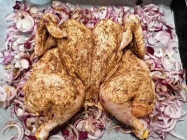 Pečené kuře na cibuli s bylinkovými brambory - The Pelikans