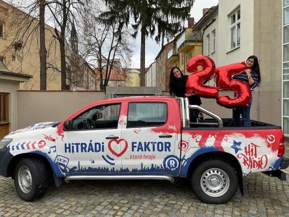 Hitrádio Faktor slaví a hledá posluchače se stejným datem narození