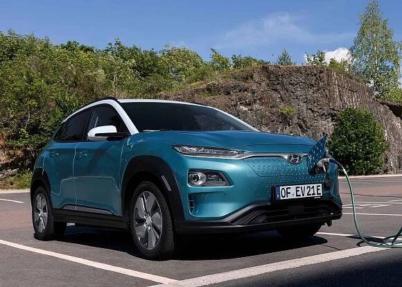 U Hyundai Kona EV je levnější servis o 13 521 Kč. Uživatel zaplatí 32 700 Kč za pět let dobíjení u stojanu ČEZ.