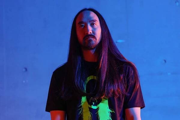 Steve Aoki, dvakrát nominovaný na cenu Grammy, považovaný za legendu NFT v kryptoměnové komunitě i na celosvětové scéně, je hudební producent, umělec, stylista, podnikatel, držitel Guinnessovy knihy rekordů, vizionář Non-Fungible Tokens a jeden z nejúspěšnějších umělců na světě, pokrývající několik hudebních žánrů.