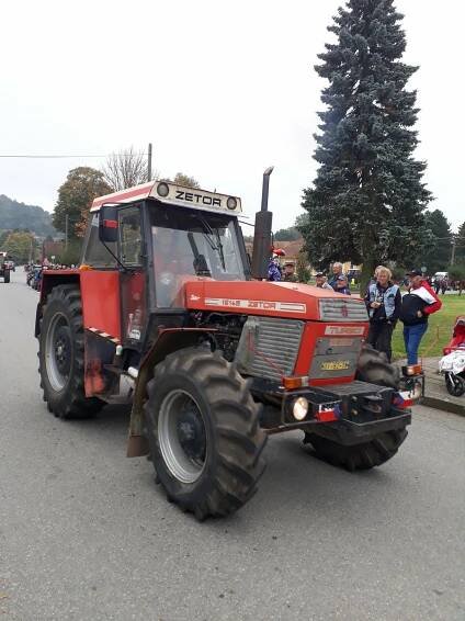 VIDEO: Jede traktor, je to Zetor. V Třeštici na návsi vrčeli plechoví miláčci