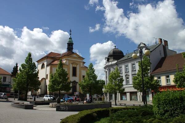 Soubor:Benešov, Masarykovo náměstí, kostel.jpg – Wikipedie