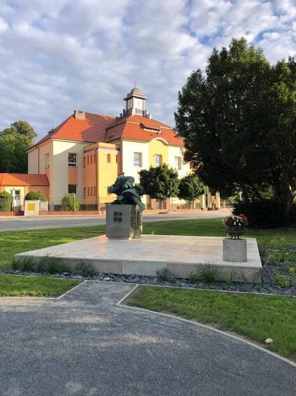 7/2022 - Revitalizace parku před školou - Oficiální stránky obce Ostřešany