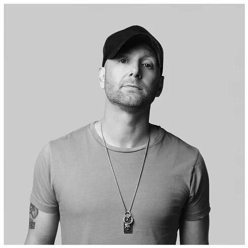 Tim Hicks 800x800 mit weißem Rahmen