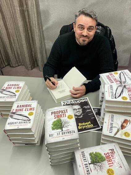 RECENZE Robert Bryndza, Propast smrti. Ač o vraždách, knize dominuje jiný motiv | Krajské listy.cz 