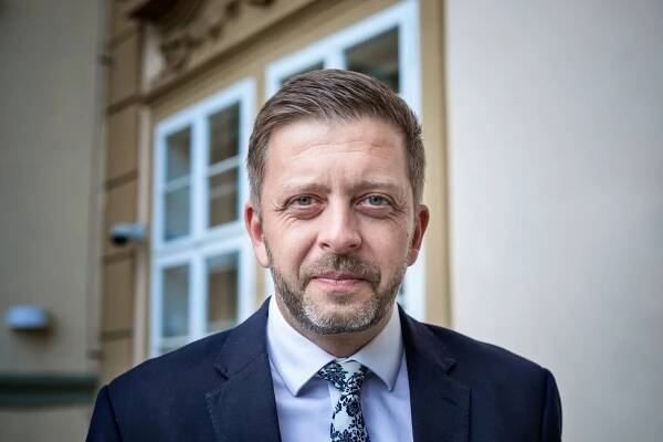 Velký souboj v Senátu o lex Ukrajina vyhrála vláda. Kritikům chyběly hlasy