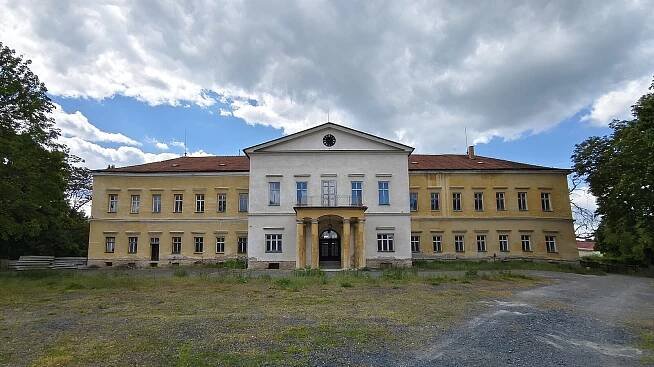 Dolní zámek (Panenské Břežany) – Wikipedie